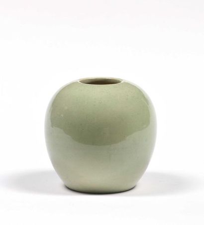 null Vase en céramique de forme boule, couleur vert d'eau signé LACHENAL 

Hauteur...