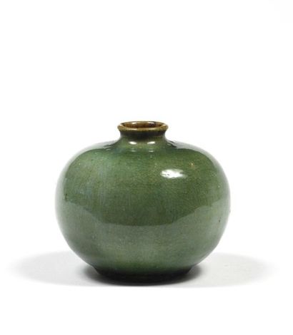 null Louis DELACHENAL 

Vase en céramique de forme boule, signé et portant le cachet...