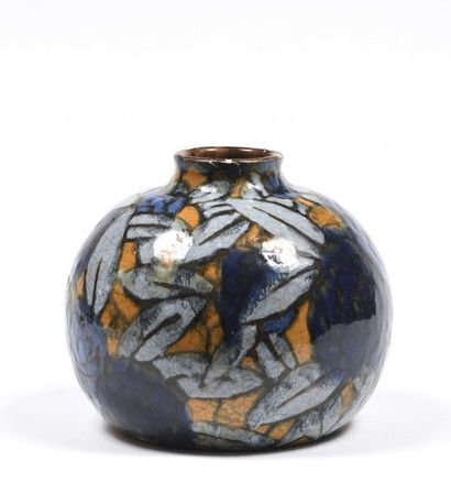 null Vase boule en céramique à décor polychrome de fleurs bleues sur fond ocre. 

Signé...