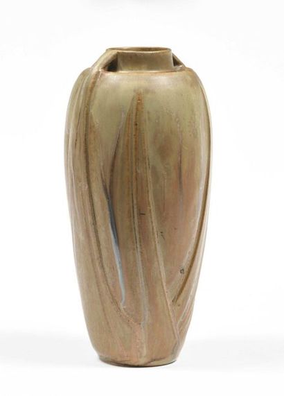 null Vase balustre en grés émaillé de couleur brune et à motif végétal. 

Vers 1900

Traces...