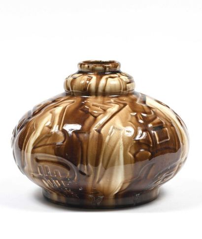 null ELGE à Vierzon - Vase à panse aplatie en céramique vernissée de couleur brune

Première...