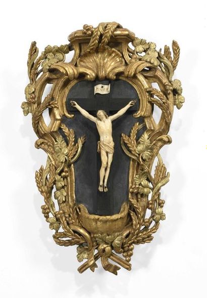 null Beau crucifix : le Christ en ivoire est posé dans un encadrement en bois doré...