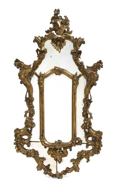 null Miroir à parcloses en bois doré sculpté de motifs Rocaille. Travail italien...