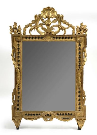 null Miroir en bois doré sculpté de frises d’entrelacs ajourés et de girandoles,...