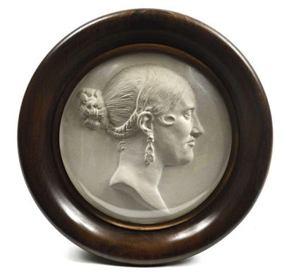 null Philippe GRASS (1801-1876) Profil féminin Médaillon en plâtre sculpté signé...