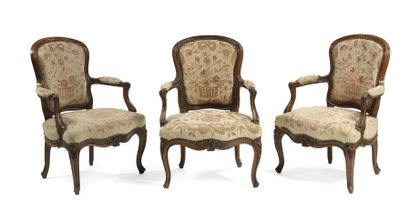 null Suite de trois fauteuils cabriolets en bois naturel. Epoque Louis XV Recouverts...