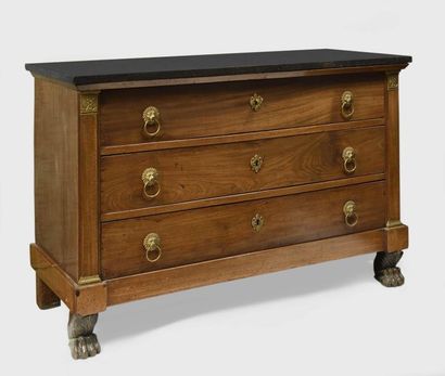 null Commode en acajou et placage d’acajou ouvrant par trois tiroirs. Montants droits...