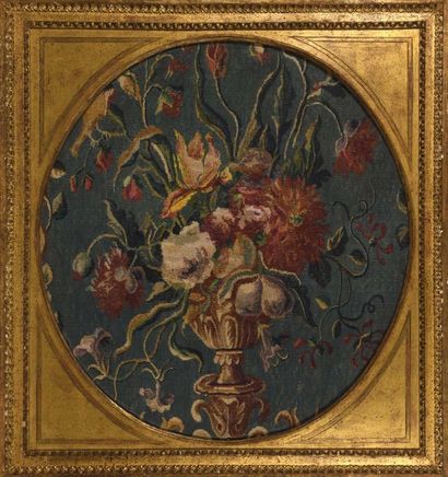 null Médaillon en tapisserie polychrome représentant un vase fleuri. Dans un encadrement...