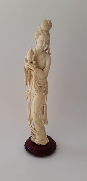 null CHINE Elégante en ivoire sculpté tenant une théière. Hauteur sans le socle :...