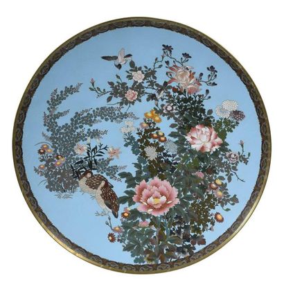 null JAPON - Epoque MEIJI (1868 - 1912) Grand plat en cuivre doré et émaux cloisonnés...