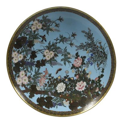 null JAPON - Epoque MEIJI (1868 - 1912) Paire de grands plats en cuivre dorés et...