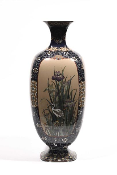 null JAPON - Epoque MEIJI (1868 - 1912) Grand vase de forme carrée en cuivre argenté...