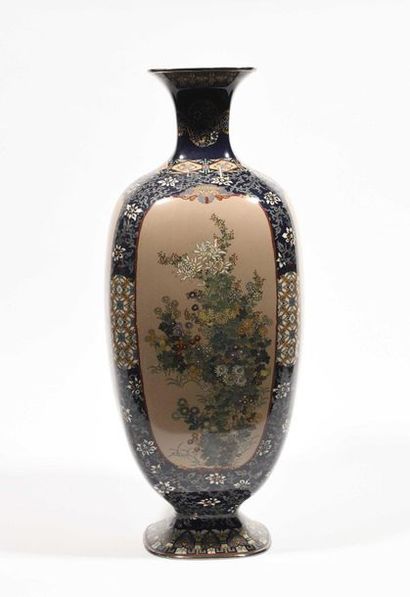 null JAPON - Epoque MEIJI (1868 - 1912) Grand vase de forme carrée en cuivre argenté...
