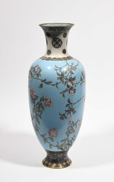 null JAPON - Epoque MEIJI (1868 - 1912) Vase de forme balustre à col évasé en cuivre...