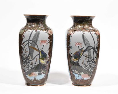 null JAPON - Epoque MEIJI (1868 - 1912) Paire de vases de forme carrée à col étroit...
