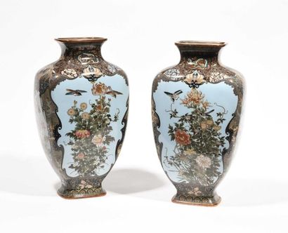 null JAPON - Epoque MEIJI (1868 - 1912) Paire de vases de forme carrée en cuivre...