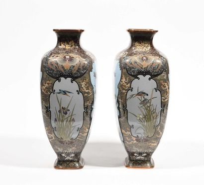null JAPON - Epoque MEIJI (1868 - 1912) Paire de vases de forme carrée en cuivre...