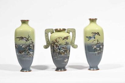 null JAPON - Epoque MEIJI (1868 - 1912) Paire de vases et pot à deux anses cuivre...