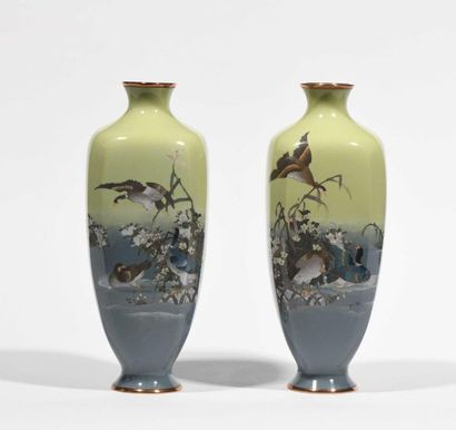 null JAPON - Epoque MEIJI (1868 - 1912) Paire de vases et pot à deux anses cuivre...