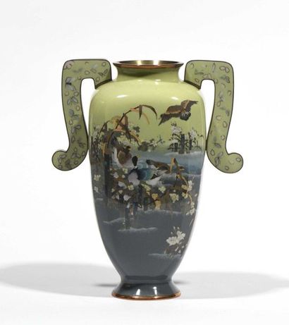 null JAPON - Epoque MEIJI (1868 - 1912) Paire de vases et pot à deux anses cuivre...