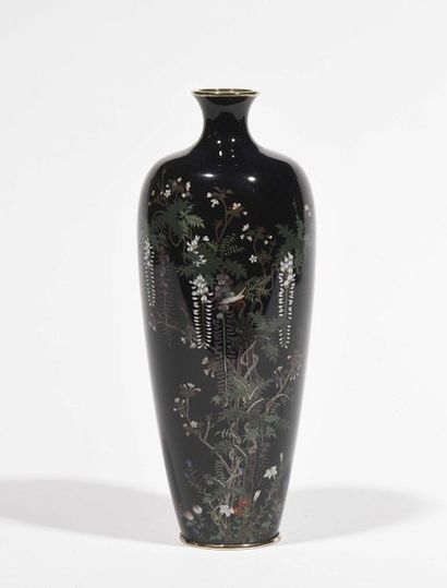 null JAPON - Epoque MEIJI (1868 - 1912) Vase de forme carrée à col étroit en cuivre...