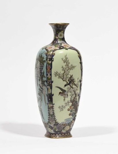 null JAPON - Epoque MEIJI (1868 - 1912) Vase à haute panse en cuivre argenté et émaux...