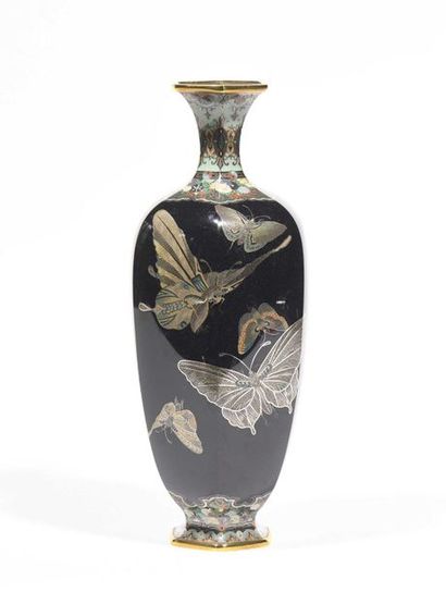 null JAPON - Epoque MEIJI (1868 - 1912) Vase de forme hexagonale en cuivre doré et...