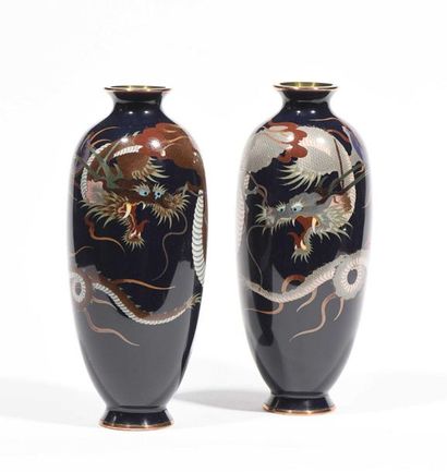 null JAPON - Epoque MEIJI (1868 - 1912) Paire de vases en cuivre doré et argenté...