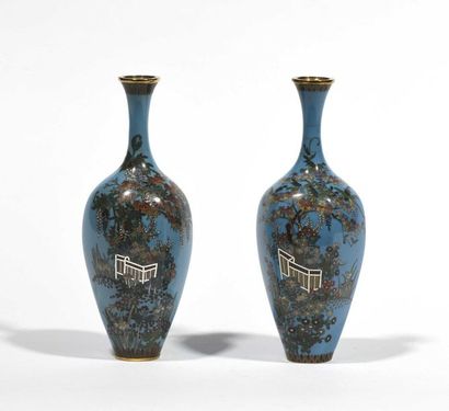 null JAPON - Epoque MEIJI (1868 - 1912) Paire de petits vases à col étroits en cuivre...