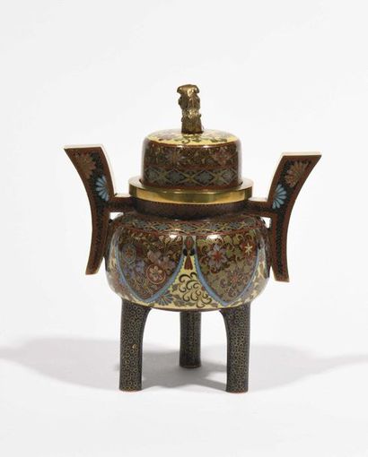 null JAPON - Epoque MEIJI (1868 - 1912) Brûle-parfum tripode en cuivre doré et émaux...