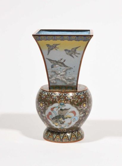 null JAPON - Epoque MEIJI (1868 - 1912) Vase de forme "gu" en cuivre et émaux cloisonnés...