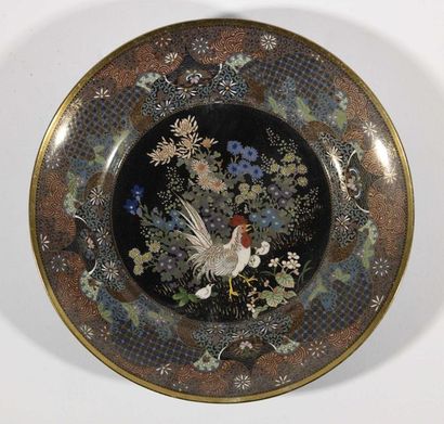 null JAPON - Epoque MEIJI (1868 - 1912) Grand plat en cuivre doré et émaux cloisonnés...