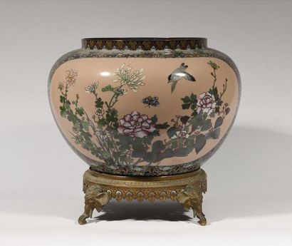 null JAPON - Epoque MEIJI (1868 - 1912) Cache-pot en cuivre et émaux cloisonnés à...