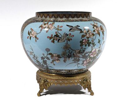 null JAPON - Epoque MEIJI (1868 - 1912) Cache-pot en cuivre et émaux cloisonnés à...