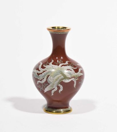 null JAPON - Epoque MEIJI (1868 - 1912) Petit vase balustre en cuivre doré et émaux...