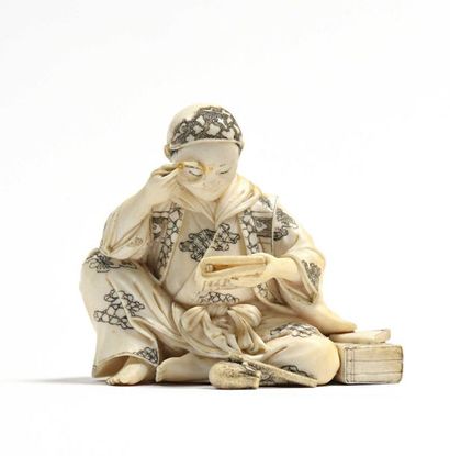 null JAPON - Epoque MEIJI (1868 - 1912) Okimono en ivoire, personnage assis lisant...