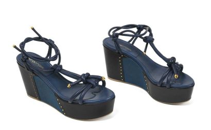 null 20 Sergio ROSSI : sandales plate-forme en cuir bleu avec application de clous...