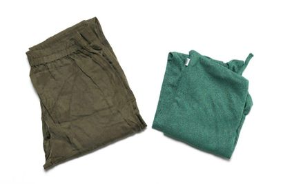 null 220 BLUGIRL – PURE DKNY : une combinaison en lurex vert T. 36/38, et un pantalon...
