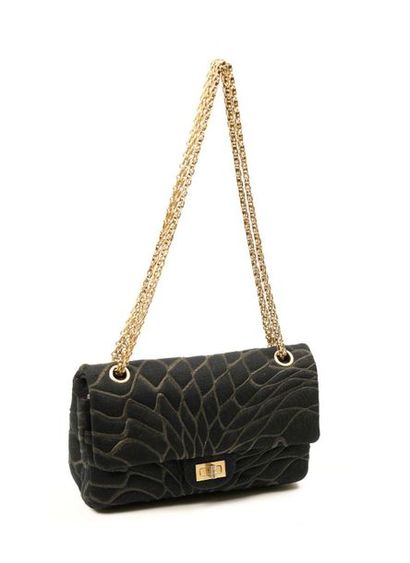 null CHANEL : sac 2,55 en jersey noir à motif d ' arabesques , poche plaquée au dos,...