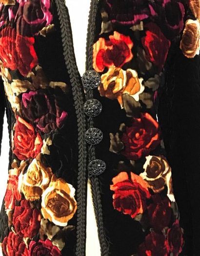 null LANVIN : longue veste en velours noir à décor de bouquets de roses, boutonnage...