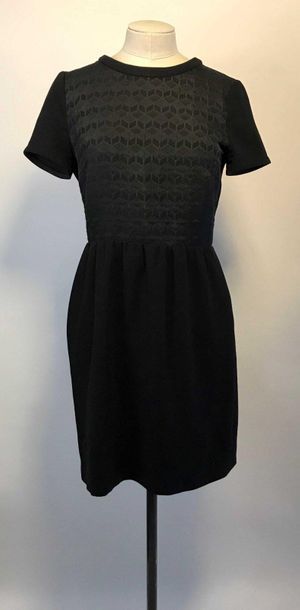 null Claudie PIERLOT : petite robe noire en acrylique à manches courtes à décor de...