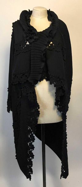 null FINETTE : poncho en laine et acrylique noire à décor alterné de bande tricoté...