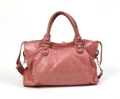 null BALENCIAGA : sac City en cuir vieilli vieux rose, à décor de perforations et...