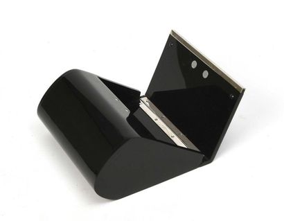 null GIVENCHY : pochette en plexi noir brillant de forme trapézoïdale à base curvex...