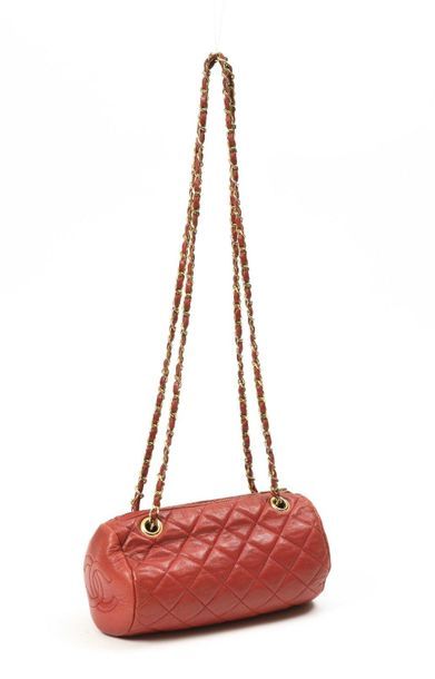 null CHANEL : sac polochon en cuir rouge à motif de losanges, poche zippée ouvrant...