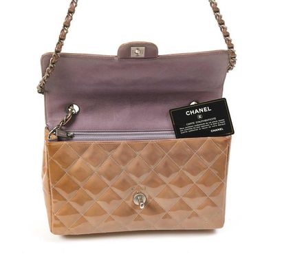 null CHANEL : sac Timeless à main en cuir verni bicolore vieux rose et sable à motif...