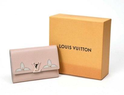 null Louis VUITTON : portefeuille en cuir rose à motif floral piqué de clous, fermoir...