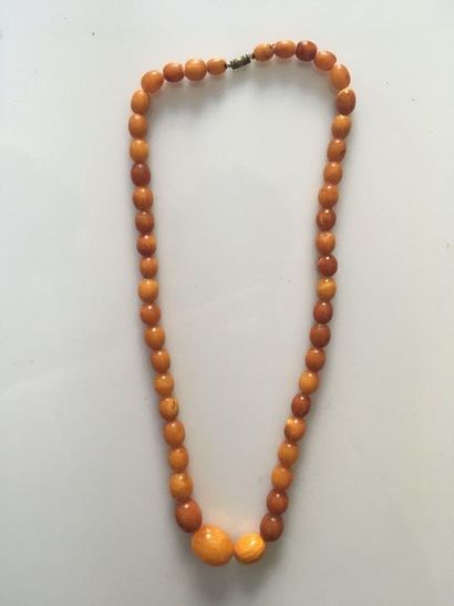 null Bakelite necklace, metal clasp. 

Length: 56 cm

(Wears)