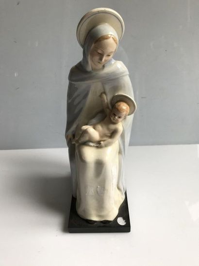 null Virgin and child in porcelain signed on the base

Height: 38cm
