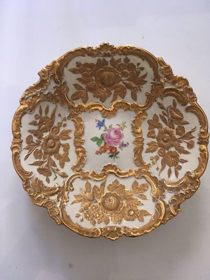 null MEISSEN. Polylobé earthenware bowl, with polychrome flower decoration, the marli...